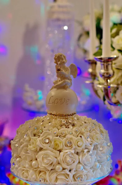 Estátua Anjo Mesa Casamento Com Sinal Amor — Fotografia de Stock