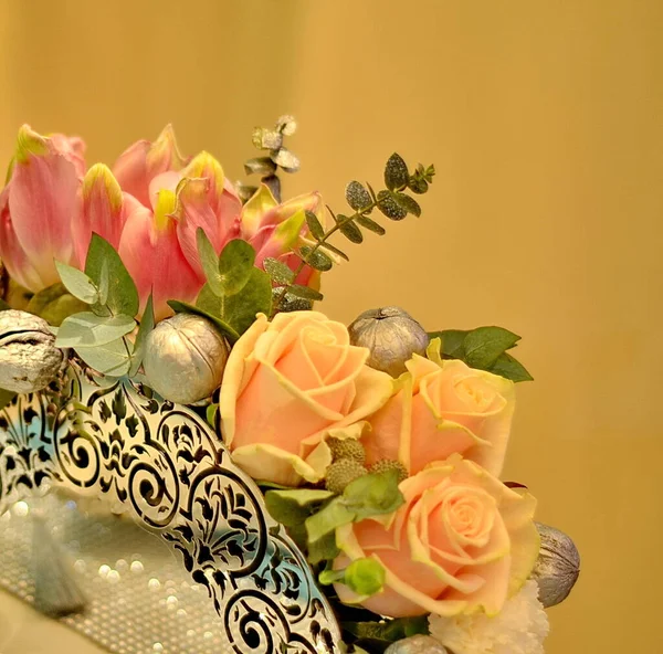Γάμος Μπουκέτο Λουλούδια Στο Τραπέζι — Φωτογραφία Αρχείου