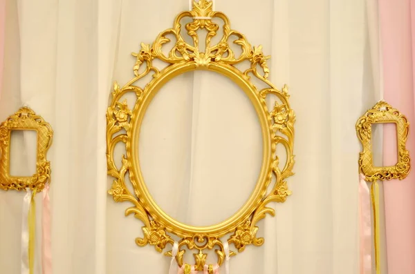 浅色背景的金相框复古镜 — 图库照片