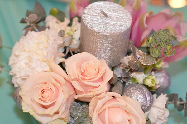 Bruiloft Tafel Arrangementen Met Roze Rozen Zilveren Kaars — Stockfoto