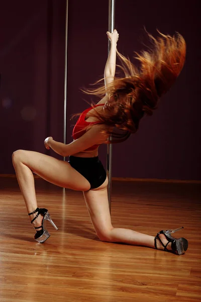 Młody sexy pole taniec ruda kobieta drżenie włosy. — Zdjęcie stockowe