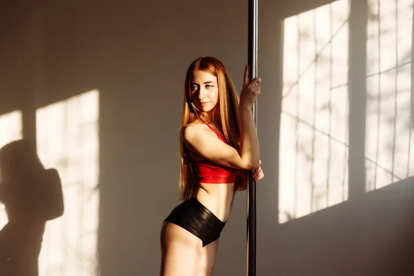 Genç, zayıf, atletik, beyaz, kızıl saçlı, dans eden, striptiz yapan kadın.