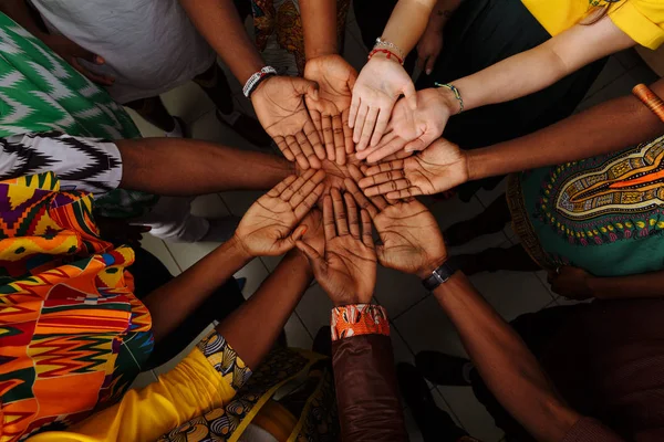 Palmas para cima mãos de grupo feliz de povos africanos, latino-americanos e europeus multinacionais que ficam juntos em círculo — Fotografia de Stock