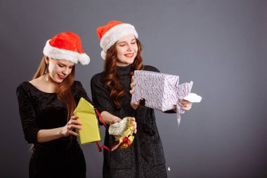 Kızlar hediye kutuları alıp ifadeyle açtılar, ünlüler.