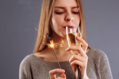 Güzel Bengal lambası ve bir kadeh şampanya Bir kadının ellerinde