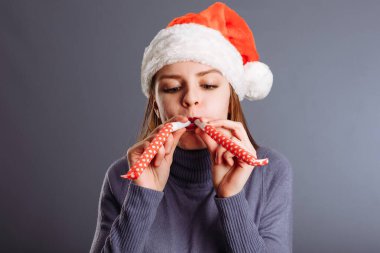 Beyaz bir gencin portresi. Tarz sahibi genç bir kadın ya da kız.