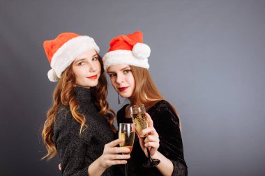 Noel 'de kıvırcık, uzun saçlı iki güzel kız. 