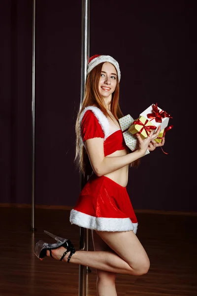 Neşeli Noel Baba yardımcı striptizci kızın bir sürü hediyesi var. — Stok fotoğraf