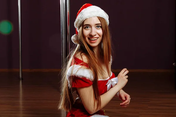 Donzela de neve readhead muito atraente com chapéu de Natal menina dan — Fotografia de Stock