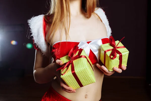 Neşeli Noel Baba yardımcı striptizci kızın bir sürü hediyesi var. — Stok fotoğraf