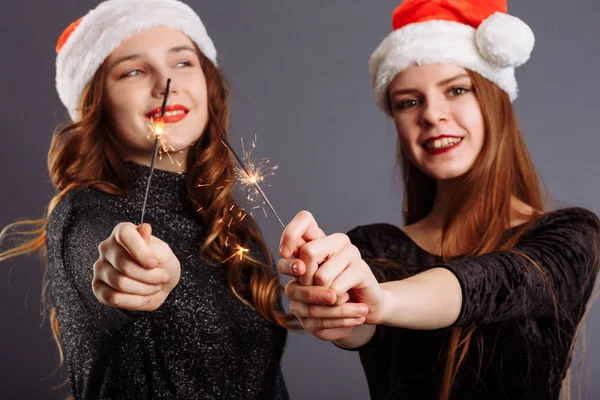 Nochevieja de dos hermosas mujeres jóvenes con copas de vino —  Fotos de Stock