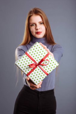 Çok seksi ve çekici bir bayan Noel hediyesi kutusunu açıyor..