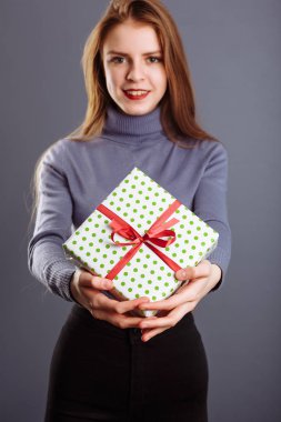 Ellerin yakın görüntüsü size güzel bir hediye kutusu veriyor, kadınların hediye vermesi, hediyeler ve karşılama sezonu konsepti...