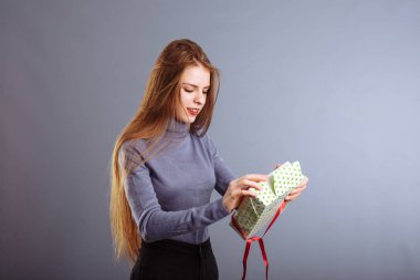 Çok seksi ve çekici bir bayan Noel hediyesi kutusunu açıyor. Kızlar bayramı kutlar. Birinden hediye almak. Sürpriz...