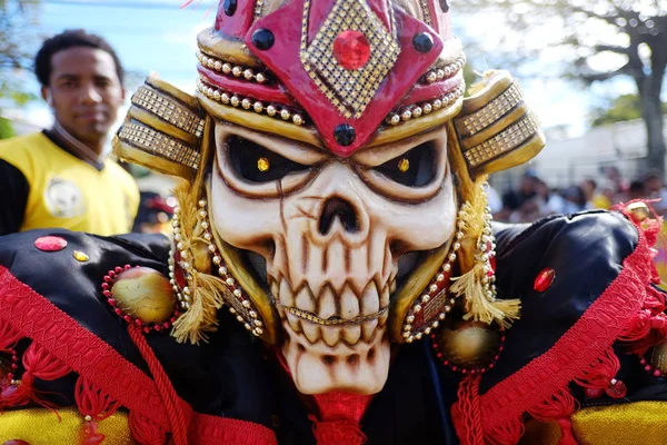 2018.02.17 Karnawał na Dominikanie, miasto La vega. Tancerze karnawałowi w tradycyjnych maskach i sukienkach na ulicy podczas karnawałowej procesji — Zdjęcie stockowe
