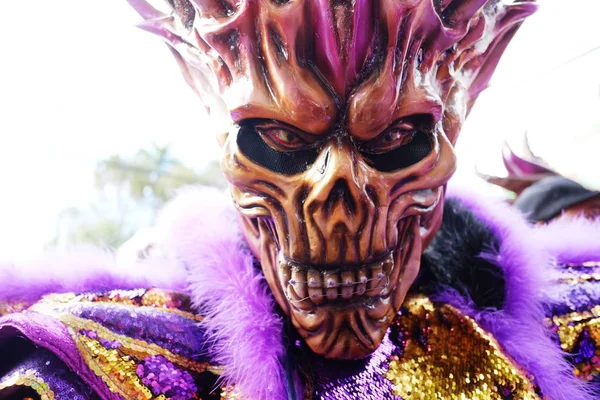 201817 карнавал в Доминиканской Республике, город Ла-Вега. Карнавальные танцоры в традиционных масках и платьях на улице во время карнавального шествия — стоковое фото