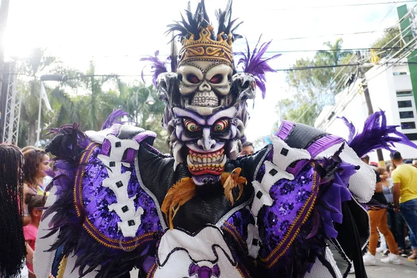 2018.02.17 карнавал в Доминиканской Республике, город Ла-Вега, человек в костюме монстра темных сил идет по параду и карнавалу — стоковое фото