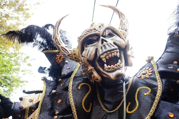 2018.02.17 Karnawał na Dominikanie, miasto La vega. Tancerze karnawałowi w tradycyjnych maskach i sukienkach na ulicy podczas karnawałowej procesji — Zdjęcie stockowe