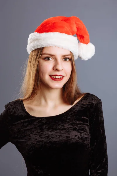 Різдвяний капелюх Санта ізольований жіночий портрет. усміхнена щаслива дівчина — стокове фото