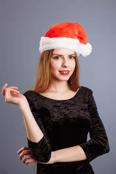 Retrato de mulher bonita alegre em chapéu de Papai Noel vermelho — Fotografia de Stock