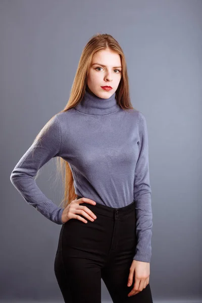 Güzel, modaya uygun, uzun saçlı genç bir kızın portresi.