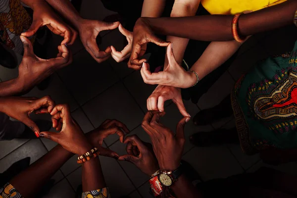 Eller, çok uluslu Afrikalı, Latin Amerikalı ve Avrupalı mutlu grup şeklinde bir arada daireler çiziyor.