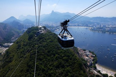 Rio de Janeiro Brezilya 'daki Şeker Somunu' na giden kablo araba.