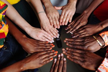 Daire içinde bir arada kalan Afrikalı ların mutlu grubunun elleri