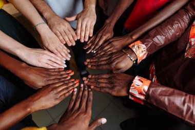 Mutlu Afrikalı Latin Amerikalı ve Avrupalı gruplar bir arada daireler çiziyor.