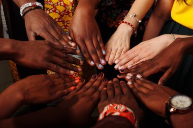 Mutlu Afrikalı Latin Amerikalı ve Avrupalı gruplar bir arada daireler çiziyor.