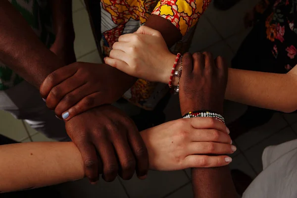 Mutlu Afrikalı Latin Amerika ve Avrupalı insanlardan oluşan bir grubun elleri.