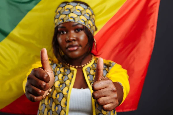 Glückliche junge lächelnde Afrikanerin mit der Flagge der Republik Kongo im Hintergrund — Stockfoto