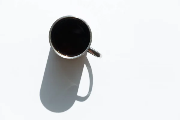 Metalen Beker Met Zwarte Koffie Binnen Met Een Grote Schaduw — Stockfoto