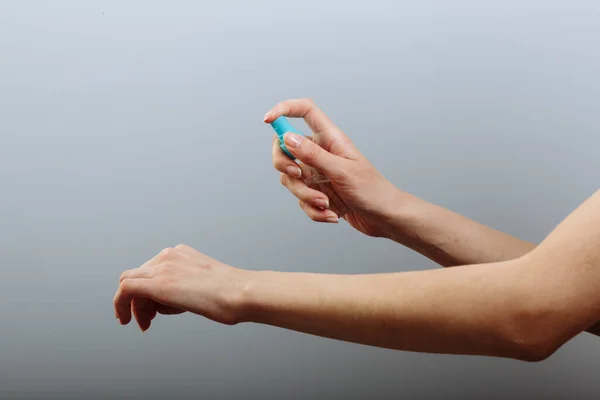 Beyaz arka plan izolasyonunda el antiseptiği için antibakteriyel sprey..