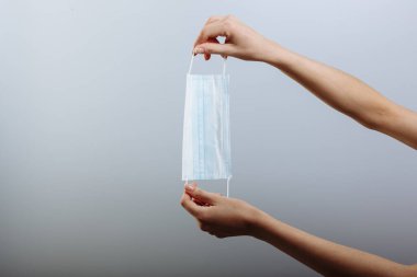 Enfeksiyona karşı korunmak için doktor eli maskesiyle yakın durun.