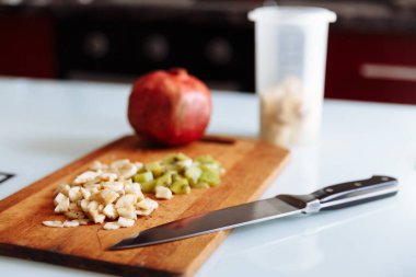 Kahvaltıda süt ve taze meyve karışımı hazırlamak için gerekli malzemeler. sağlıklı yaşam tarzı.