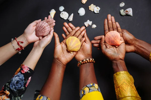 Hände Afrikanischer Und Hispanischer Menschen Traditioneller Kleidung Mit Muscheln Auf — Stockfoto