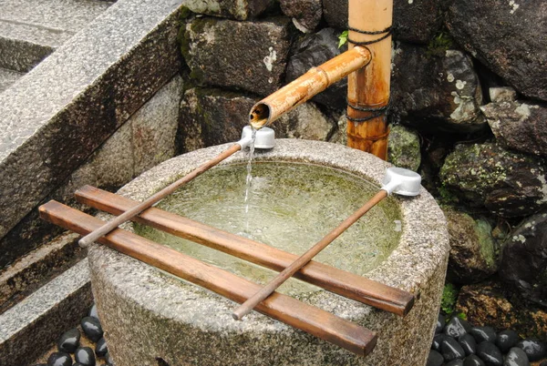 Japonya, Kyoto 'daki Fushimi Inari Parkı' nda bambudaki çeşme.