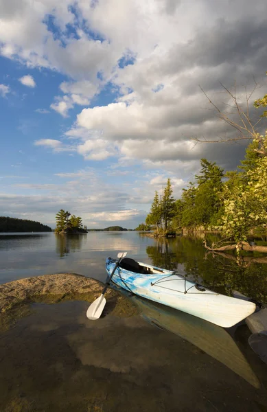 Kayak on Sunlite Shoreline — Stock Photo, Image