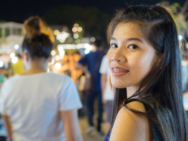 gece pazarda alışveriş kadın