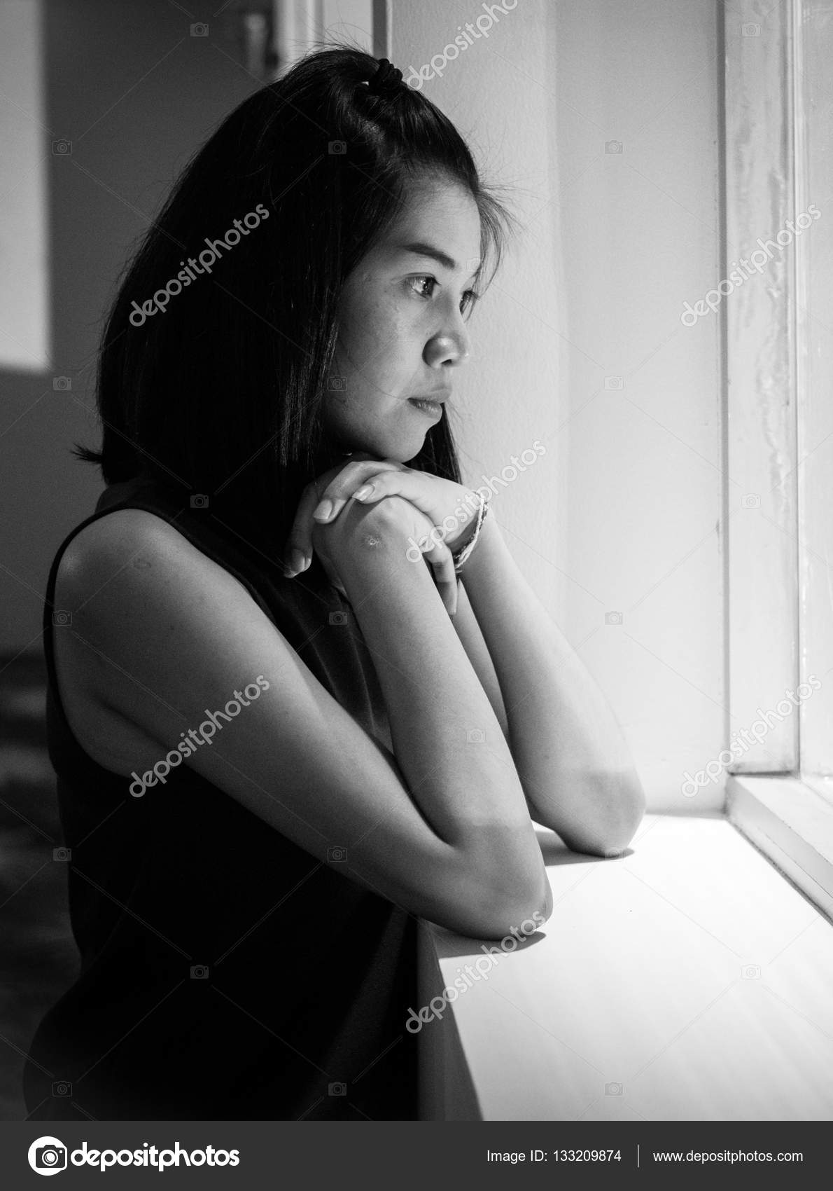 Fotografia De Uma Mulher Triste Chorando Pela Janela Foto de Stock - Imagem  de palha, emocional: 197592972