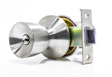 beyaz zemin üzerine kapı kolları