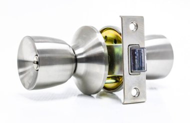 beyaz zemin üzerine kapı kolları