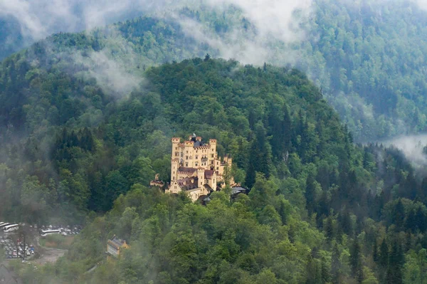 Castelo na floresta de montanha — Fotografia de Stock