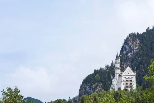 Castelo na floresta de montanha — Fotografia de Stock