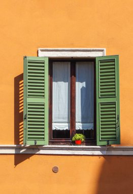 turuncu duvar ahşap pencere