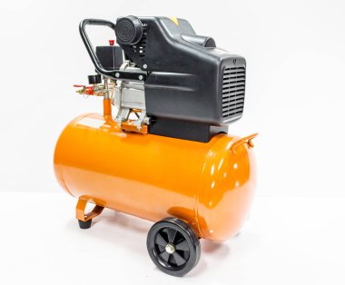 Beyaz arka plan üzerinde hava kompresörü