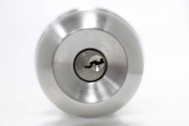 beyaz zemin üzerine kapı kolları