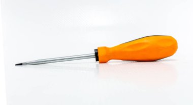 Beyaz arkaplanda tornavida