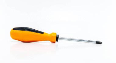 Beyaz arkaplanda tornavida